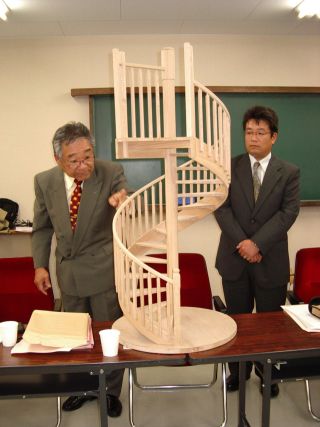 同社自慢のらせん階段を1/4のサイズにした模型を前に説明。